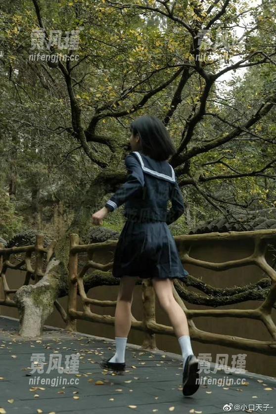 访问“17吃瓜群众路线”网页，获取最热的吃瓜评论和社会观察